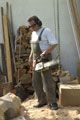 Click to see it big Ich mit Kettensäge, Impression aus dem Atelier